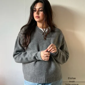 Pull col V gris foncé 100% en laine mérinos superfine – chaleur et élégance